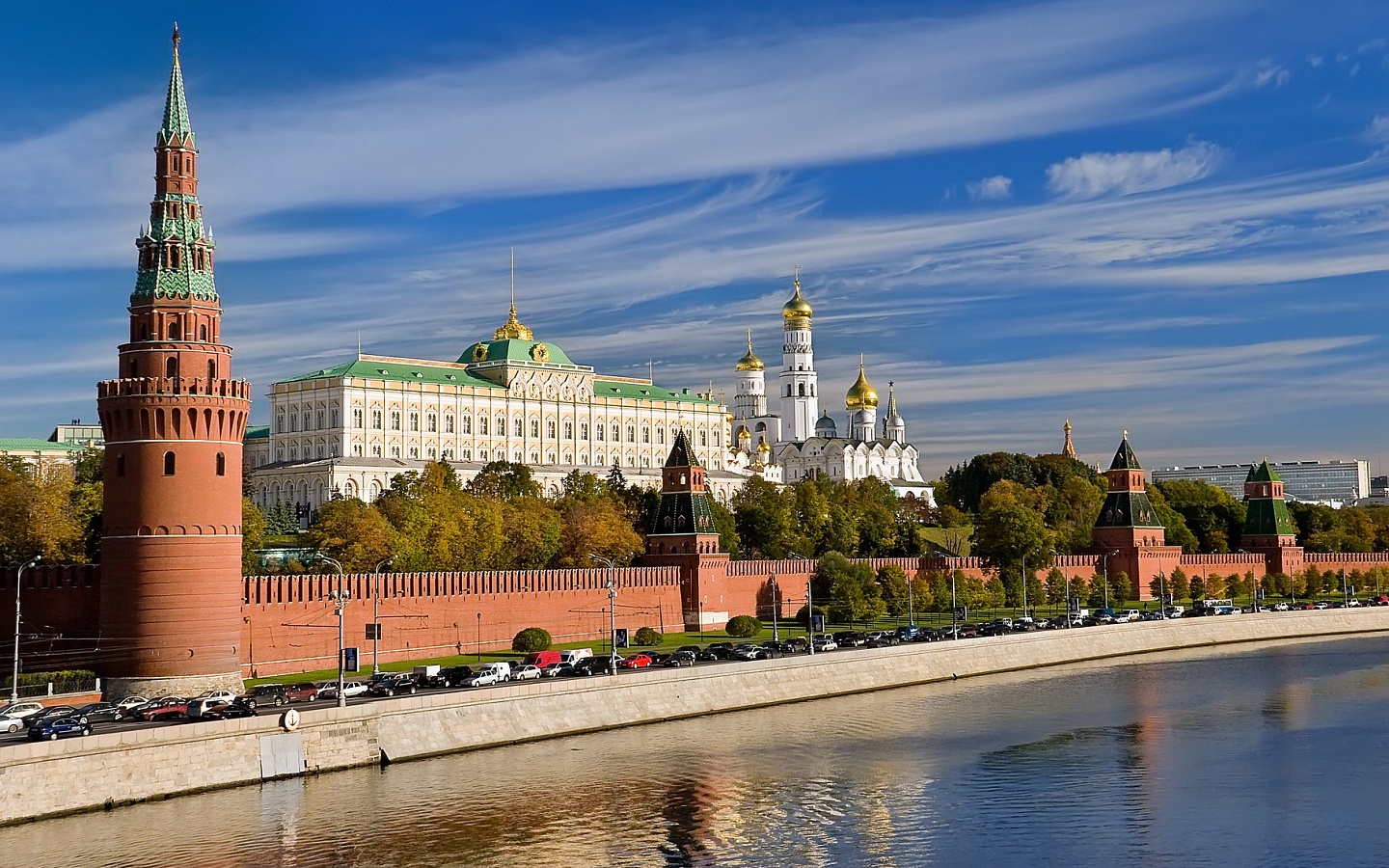 Москва. Кремлевская набережная осенью