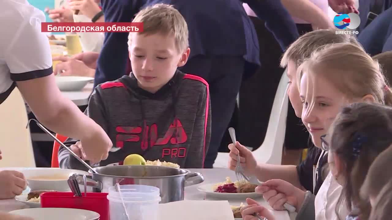 Шведский стол в белгородских школах: дети выбирают себе обед