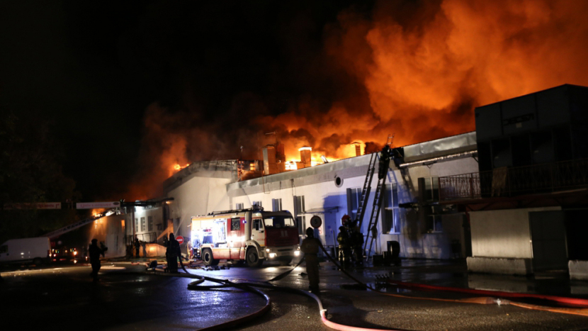 Пожар на складе на Амурской улице в Москве. Фото с сайта МЧС России