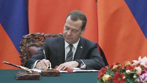 Медведев надеется на расширение авиаперевозок по фиксированной цене