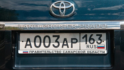 Флаг России могут сделать обязательным на автомобильных номерах