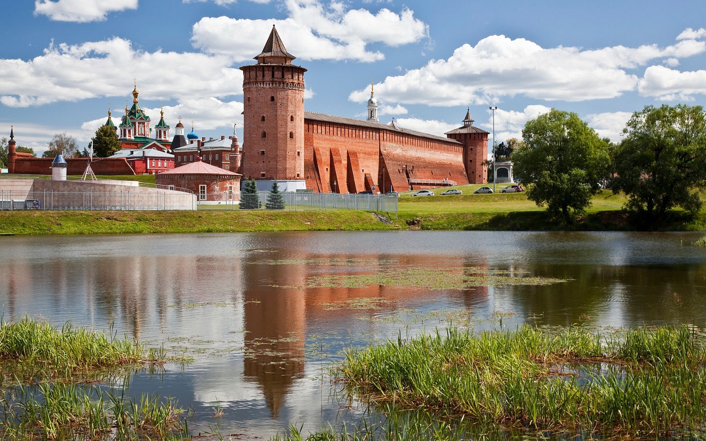Московская область. Кремль в Коломне и его отражение в реке Коломенке