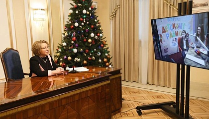 Матвиенко исполнила новогодние мечты двух юных жителей Петербурга