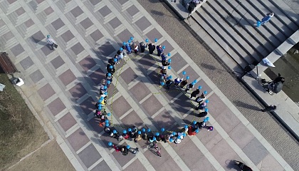 Сердце из синих воздушных шаров: в Петербурге напомнили о людях с аутизмом