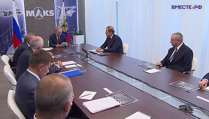 Путин поручил выработать предложения по поддержке продаж российских самолетов