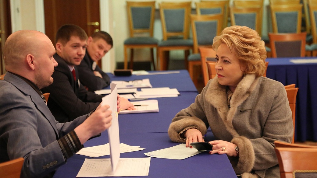 Матвиенко проголосовала в Петербурге на выборах Президента РФ 