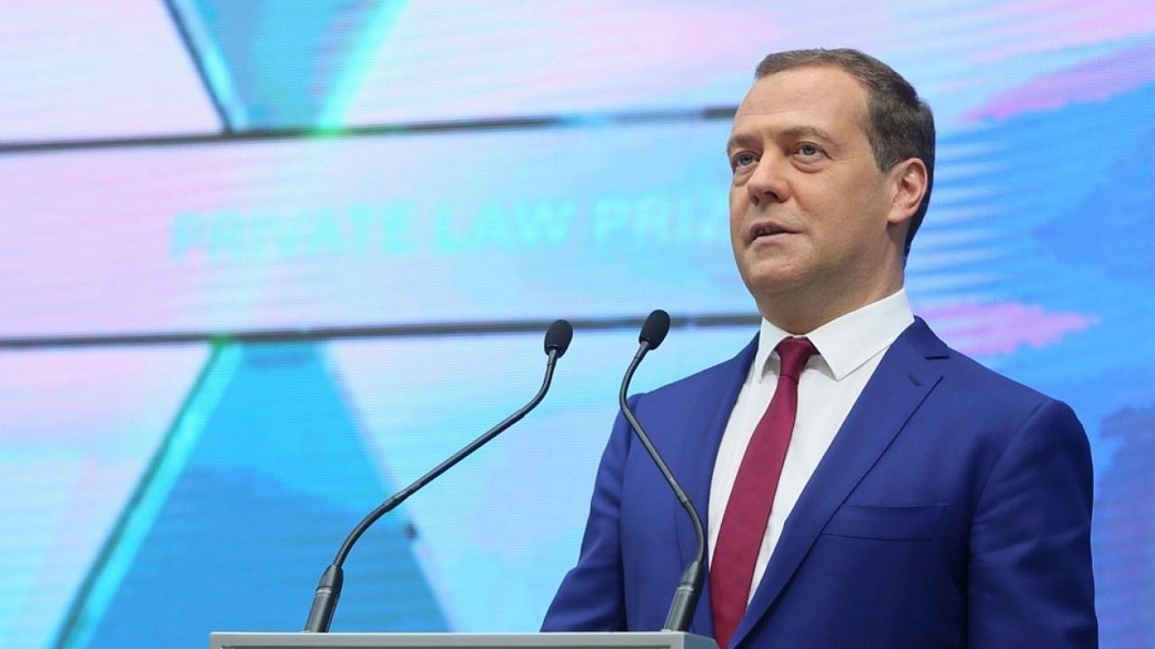 Медведев поручил профинансировать субсидии нефтяникам за счет НДПИ