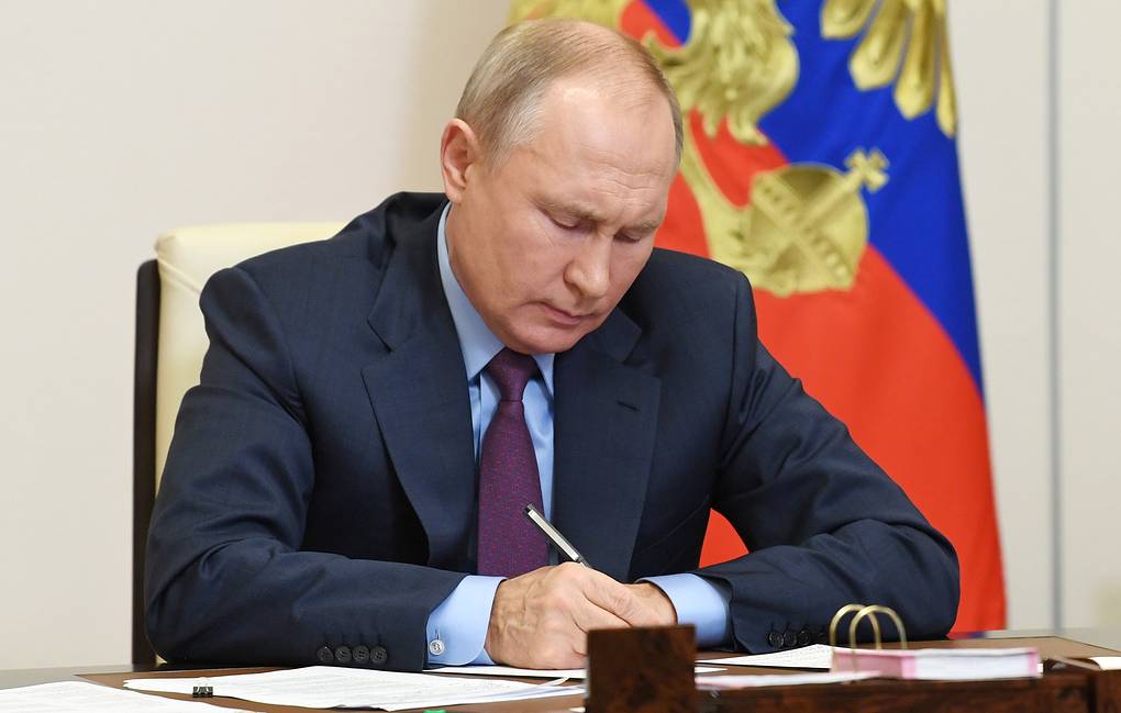 Президент подписал указ о единовременной выплате в 5 тыс рублей семьям с детьми до 8 лет