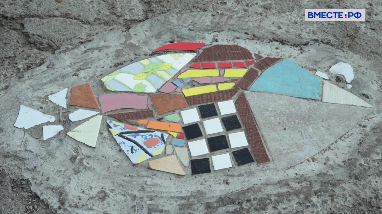 Художницы из Барнаула создают мозаичные заплатки для тротуаров