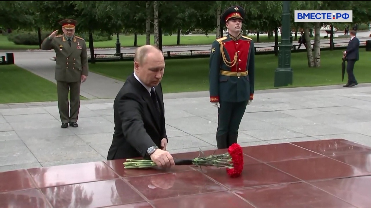 Владимир Путин возложил венок к Могиле Неизвестного Солдата в Александровском саду