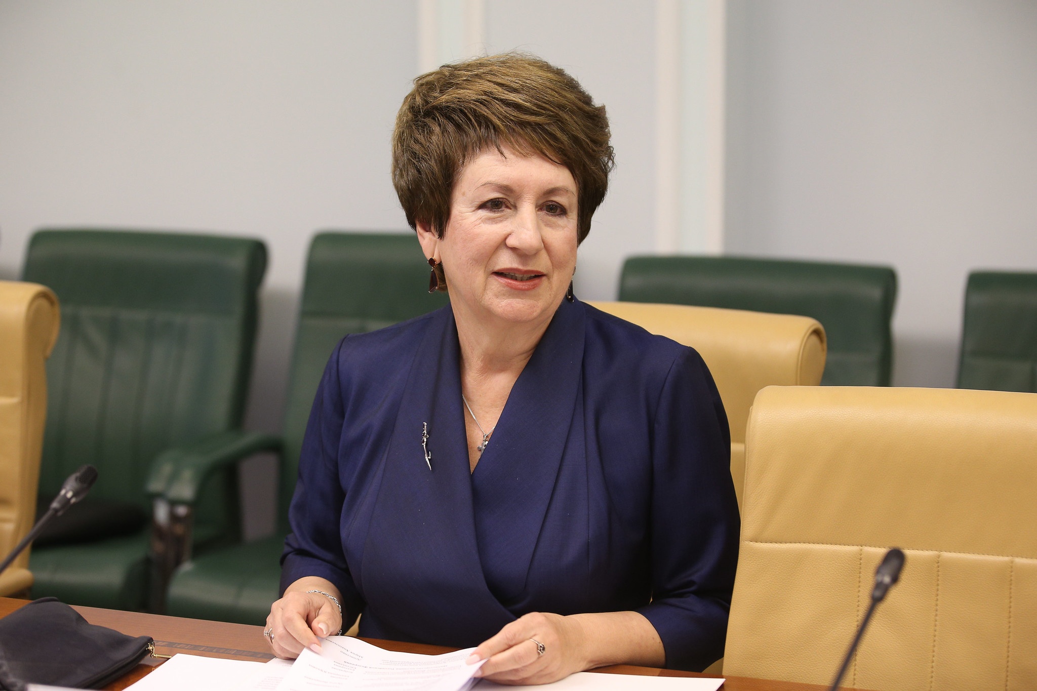Сенатор Алтабаева предлагает выдавать «Пушкинскую карту» учителям