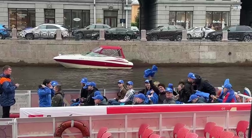 «Онежская жемчужина» причалила в Петербурге: юные корабелы прибыли в город на Неве