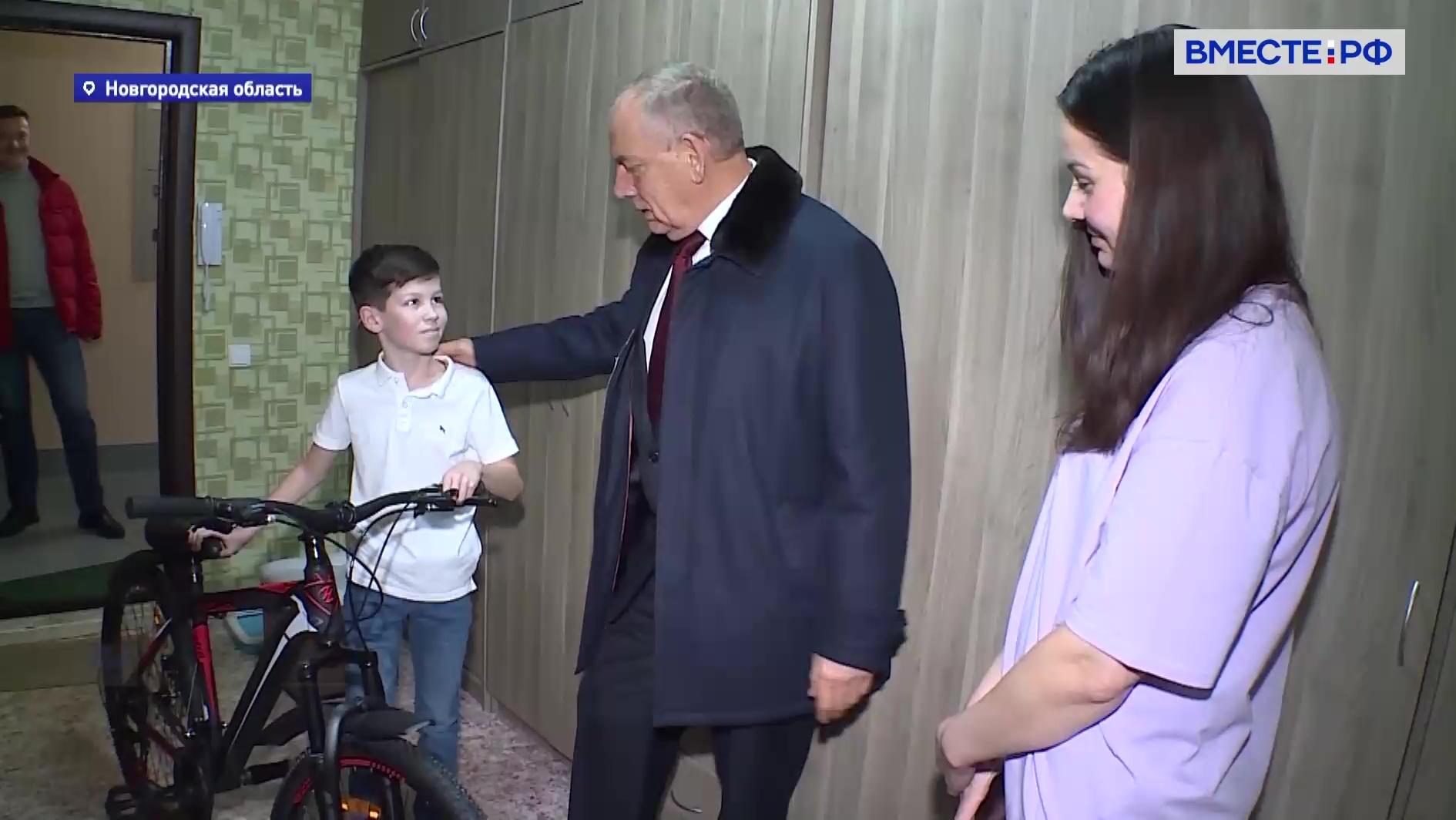 Сенатор Митин подарил мальчику из Новгородской области горный велосипед