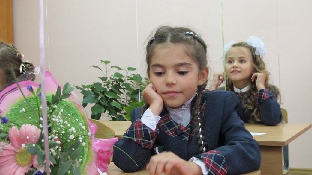 Сенатор Деньгин: семьям, собирающим детей в школу, нужна адресная помощь