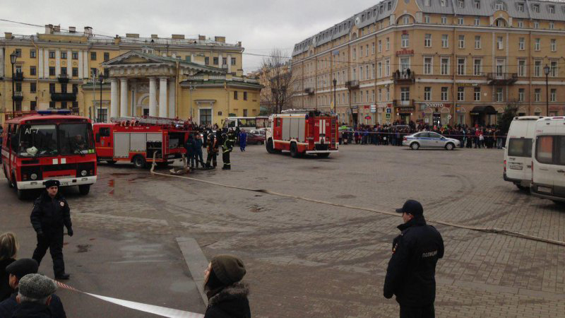 Работа спасателей на месте ЧП в Петербурге. Фото с сайта СК РФ