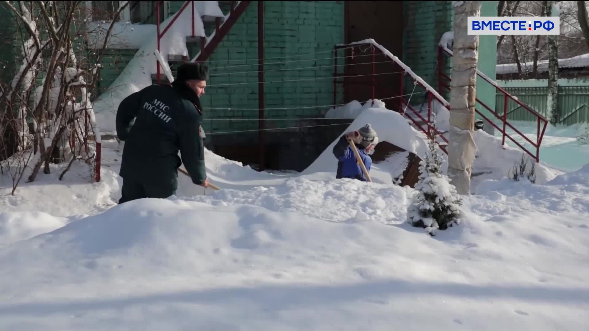 МЧС против снега: во Владимирской области спасатели очистили территории сотни детских учреждений