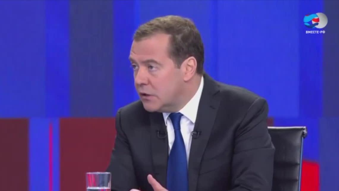 Медведев: нельзя жалеть деньги на реформу здравоохранения