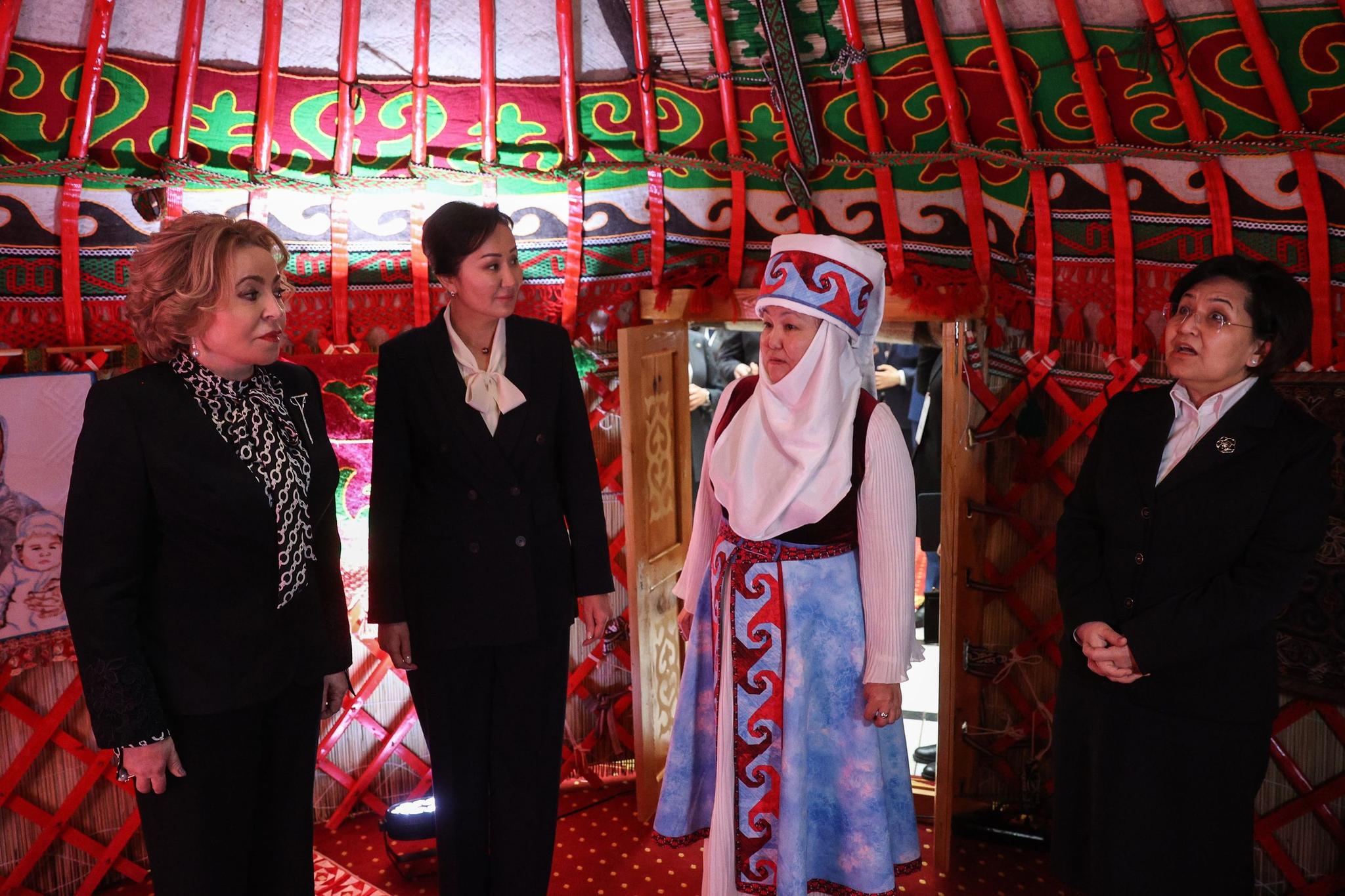 Матвиенко посетила выставку кыргызской традиционной культуры