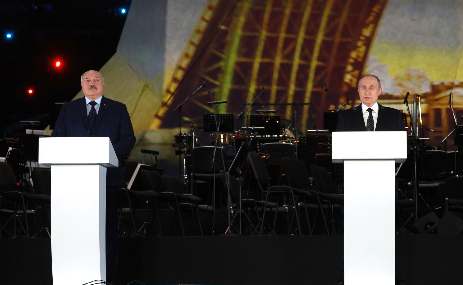 Президенты РФ и Белоруссии в Петербурге посетили концерт в честь 80-летия освобождения Ленинграда
