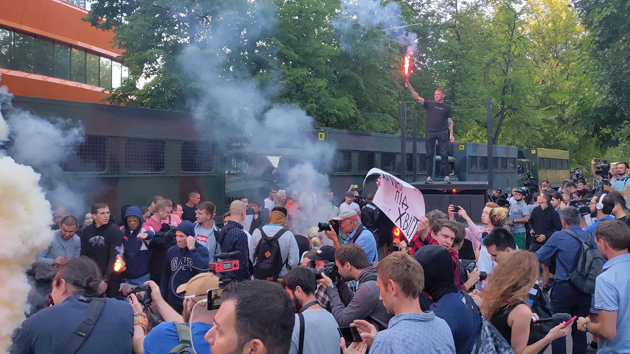 На митинг против телемоста Россия-Украина вышли десятки украинских националистов На митинг против телемоста Россия-Украина вышли десятки украинских националистов