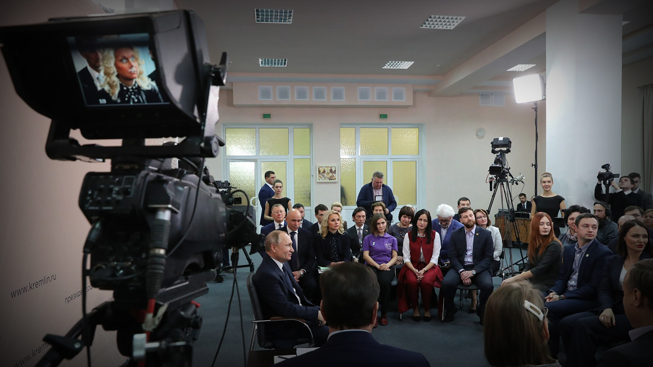 Владимир Путин на встрече с представителями общественности по вопросам социальной поддержки граждан Владимир Путин на встрече с представителями общественности по вопросам социальной поддержки граждан