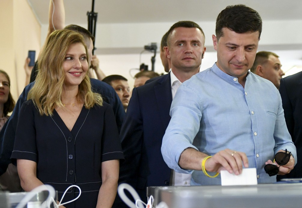 Фото: президент Украины Владимир Зеленский и его супруга на избирательном участке в Киеве Фото: президент Украины Владимир Зеленский и его супруга на избирательном участке в Киеве