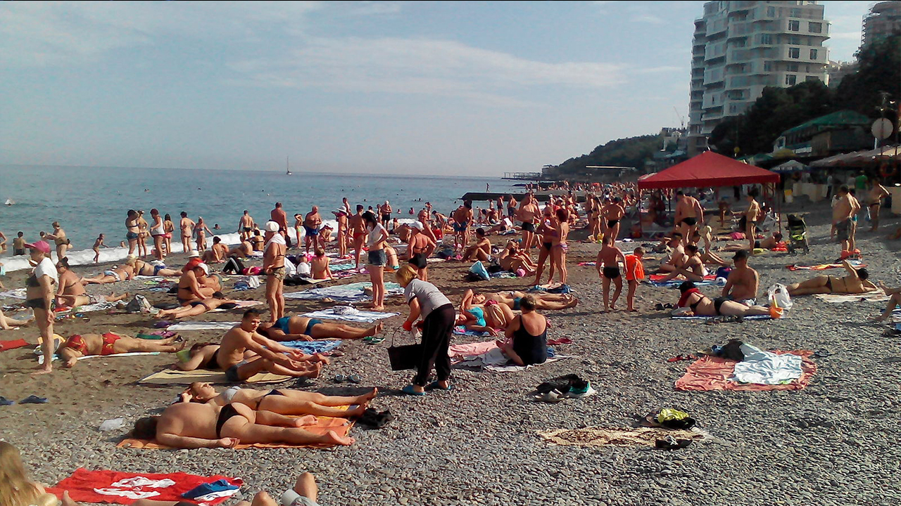 Yalta_beach.jpg Yalta_beach.jpg