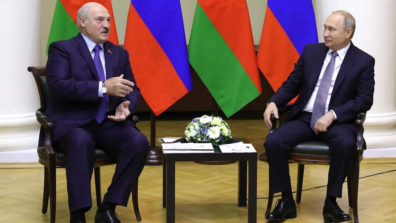 Фото: Президент России Владимир Путин и президент Беларуси Александр Лукашенко во время двухсторонней встречи в Таврическом дворце Фото: Президент России Владимир Путин и президент Беларуси Александр Лукашенко во время двухсторонней встречи в Таврическом дворце