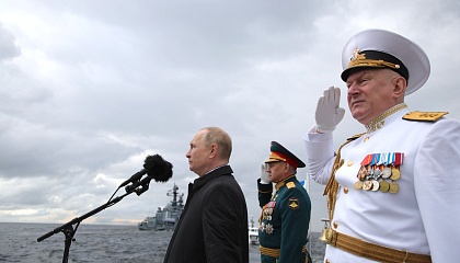 Путин на катере обошел парадную линию кораблей на Кронштадтском рейде