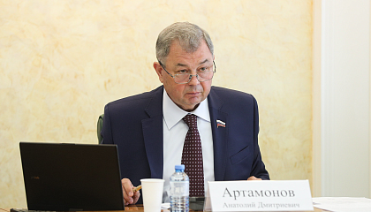 Сенатор Артамонов призвал искоренить практику зарплат в конвертах