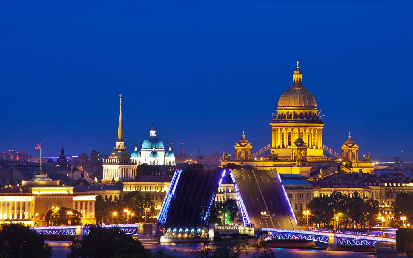 Санкт-Петербург. Разведённый Дворцовый мост, Адмиралтейство, Исаакиевский и Троицкий соборы