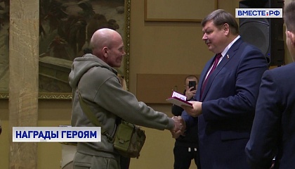 Сенатор Колбин вручил медали и почетные грамоты бойцам СВО