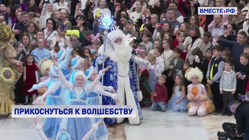 Главная елка страны в Кремле вновь встречает гостей