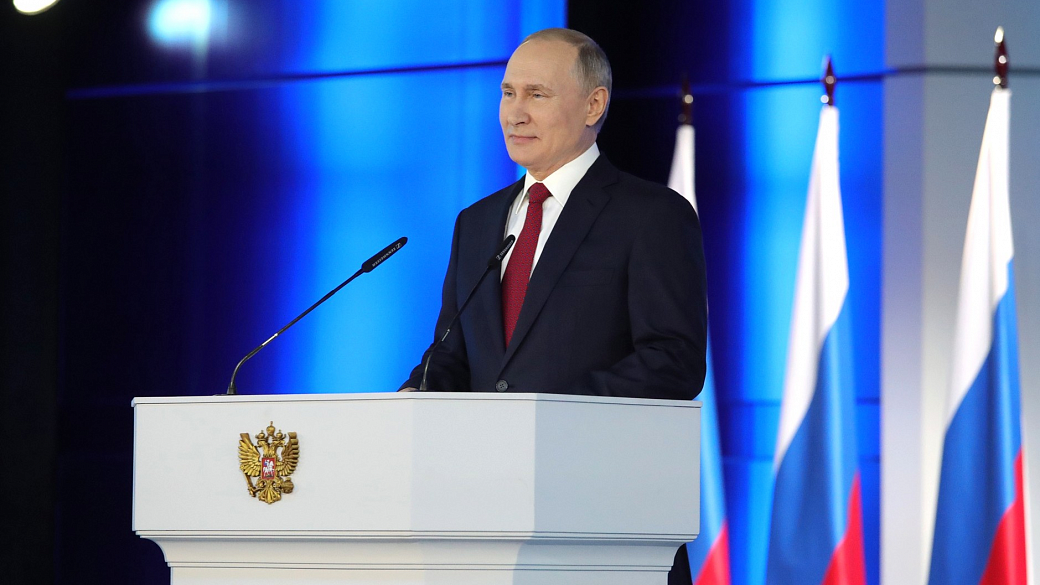 В основном законе страны нужно закрепить приоритет Конституции РФ - Путин