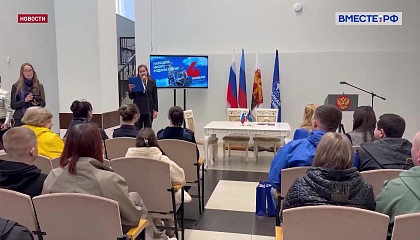 Сенатор от ЛНР Дарья Лантратова вручила юным жителям региона паспорта граждан России