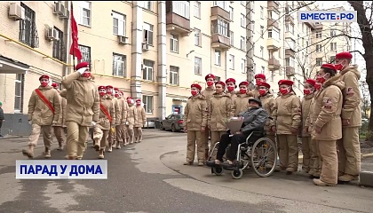 РЕПОРТАЖ: Песни военных лет и мини-парад в московском дворике