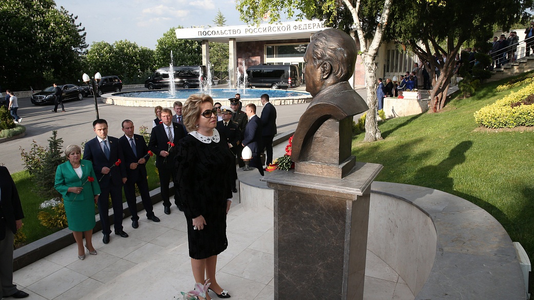 Матвиенко возложила цветы к памятнику убитого в Турции посла России Карлова