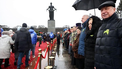 Матвиенко в День освобождения Ленинграда от блокады возложила цветы на Пискаревском кладбище