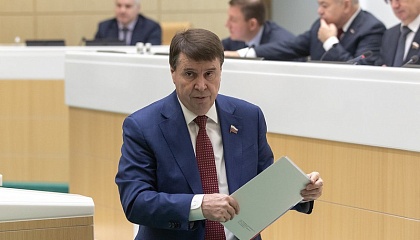 Сенатор Цеков считает, что Зеленский не даст интервью Карлсону из страха