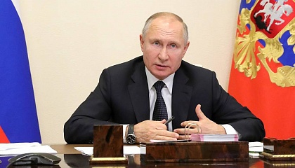 Государство должно поддерживать институт приемной семьи, заявил Путин