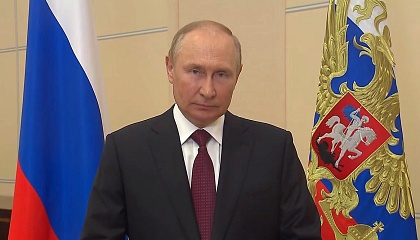 Путин поздравил россиян с Днем государственного флага