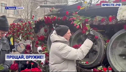 Российский танк в Берлине огородили, но люди продолжают нести к нему цветы