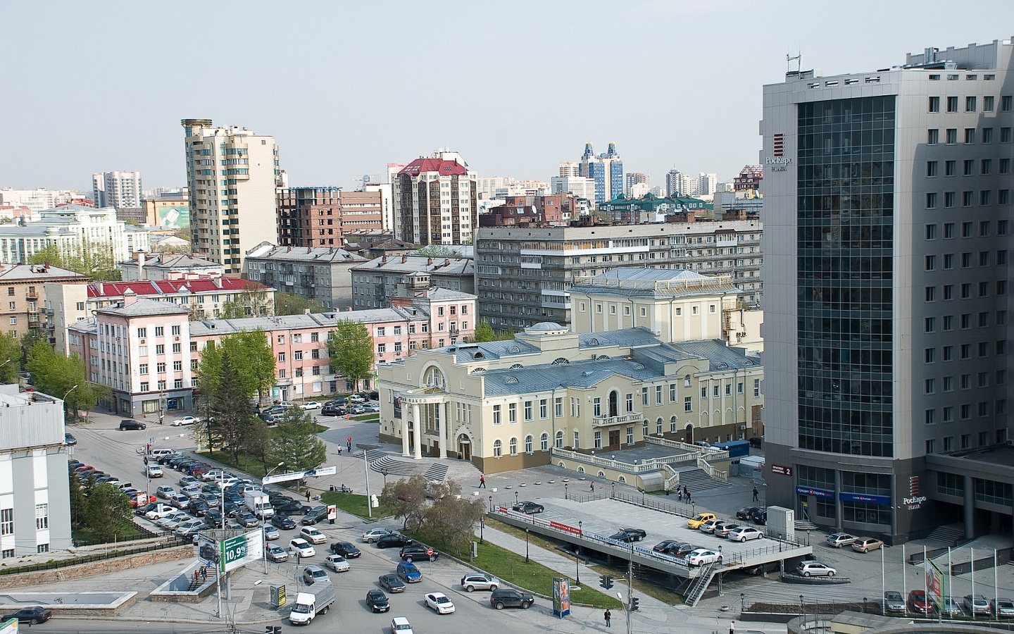Новосибирск современный. Вид сверху на улицу Ленина и театр «Красный факел»