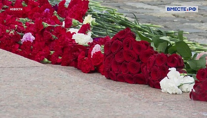 Валентина Матвиенко возложила цветы к Вечному огню в парке Победы