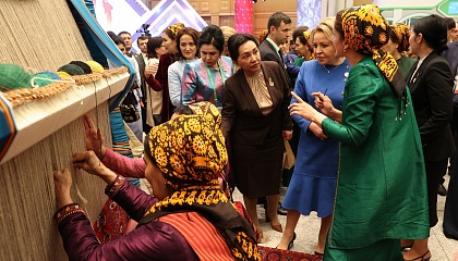 Матвиенко познакомилась с работами лучших туркменских ткачих и побывала на показе мод