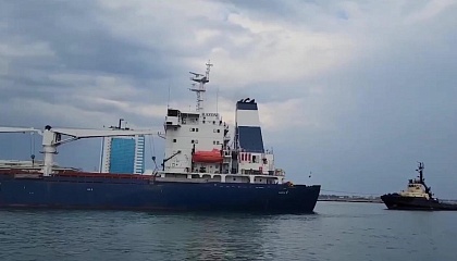 Первое судно с украинским зерном покинуло порт Одессы