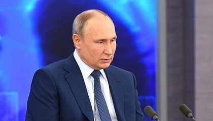 Путин поручил установить двойную выплату медикам, работавшим в новогодние праздники в «красной зоне»