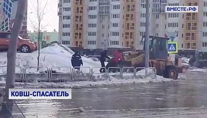 Водитель погрузчика спас людей от разлива кипятка в Челябинске