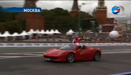 РЕПОРТАЖ: Гонщики "Формулы-1" прокатились по центру столицы на автошоу Moscow City Racing