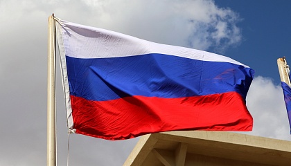 Флаг России предложили вывешивать на детсадах и вузах